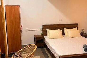 Hummus Hostel & Restaurant