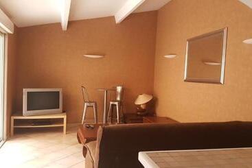 Отель Cafe De Paris