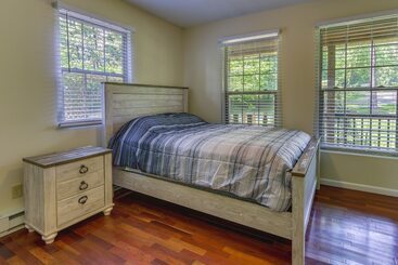 بيت ريفى Cozy Bainbridge Retreat W/ Fireplace + Deck!