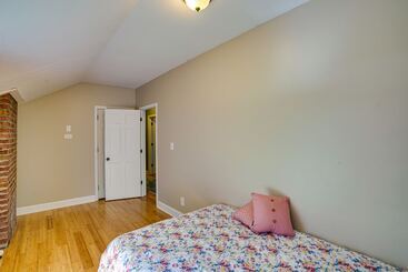 コテージ Lakefront West Sand Lake Home W/ Beach Access!