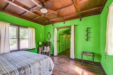 بيت ريفى Missouri Castle W/ Private Lake, Pool & 100 Acres!