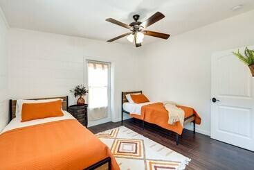 별장 Modern Meadow Vista Vacation Home W/ Spacious Deck