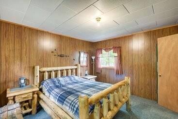 별장 Peaceful Lakefront Cabin Getaway: Dock, Fire Pit!