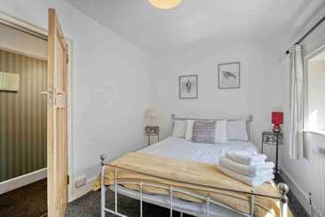 דירת נופש Beautifully Furnished Home   5 Minutes To The Sea!