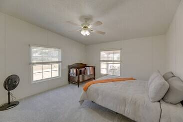 별장 Tranquil Elgin Getaway W/ Private Deck & Patio!