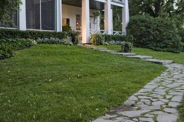 בית מלון כפרי The Charles