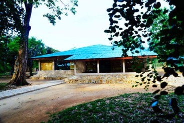 Отель Yala Crocodile Park