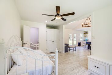 Bright Wallis Cottage W/ Pergola & Grill!