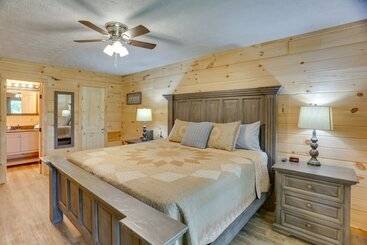 بيت ريفى Mtn View Gem: Flat Rock Retreat W/ Deck & Grill!