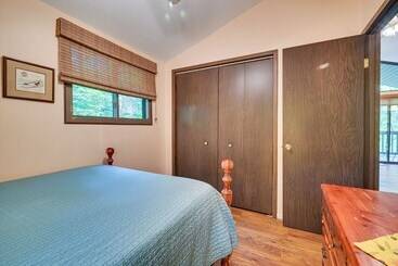 بيت ريفى Charming Hedgesville Retreat W/ Deck + Fireplace!