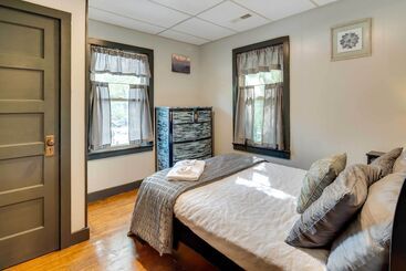קוטג'' Cozy Brevard Vacation Rental: 1 Block To Main St