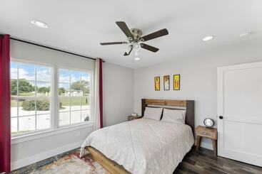 별장 Modern Del Valle Vacation Rental W/ Deck & Views!