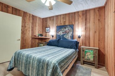 コテージ Dog Friendly Kingston Cabin W/ Wraparound Deck!