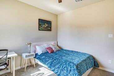 קוטג'' Grand Prairie Gem W/ Yard ~ 5 Mi To At&t Stadium!