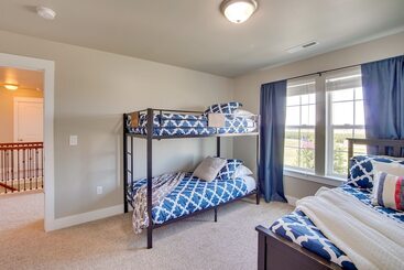 بيت ريفى Kid Friendly Pasco Farmhouse W/ Playset, Game Room