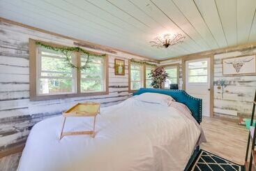 קוטג'' Lakefront Michigan Abode W/ Deck & Fire Pit!