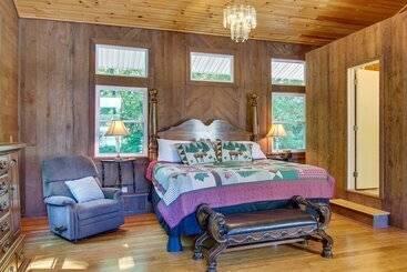 بيت ريفى Hot Tub & Boat Dock: Lovely Lake Lure Retreat