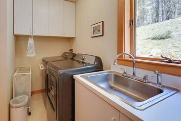 بيت ريفى Luxury Vermont Vacation Rental: Private Hot Tub!
