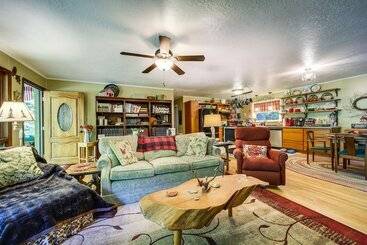 קוטג'' Fire Pit & Mtn Views: North Carolina Abode!