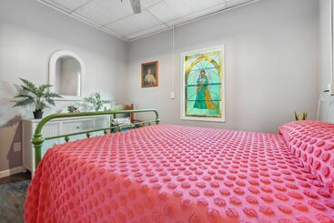 کلبه Old Church Retreat  W/ Fire Pit & Air Hockey!