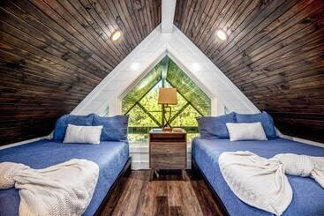 بيت ريفى Painted Sky  Modern Broken Bow Cabin W/ Hot Tub!