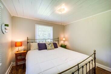 On Site Stream: Serene Cottage In Bakersville!