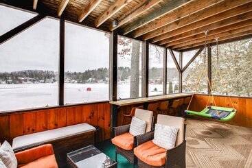 コテージ Queensbury Lakefront Home: Screened Porch & Views!