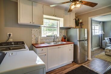 Renovated Clinton Cottage W/ Home Office!