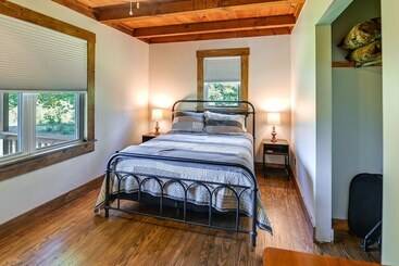 קוטג'' Secluded Campton Cabin W/ Views & Cozy Fireplace!
