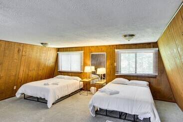 קוטג'' Secluded Jamestown Cabin W/ Fire Pit!