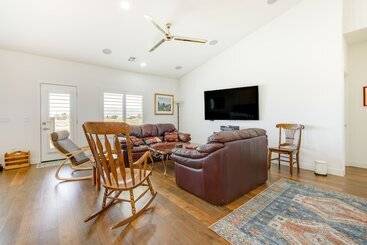 Serene Pahrump Cottage W/ Mountain Views!