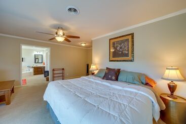 بيت ريفى Spacious Arkansas Abode W/ Balcony & Fire Pit!