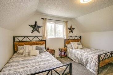 茅舍 Spirit Lake Home W/ Fenced Yard: 1 Mi To Water!