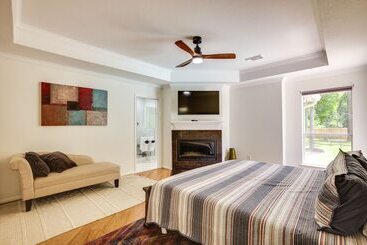 별장 Montgomery Home: Yard, Heated Pool, & Hot Tub!