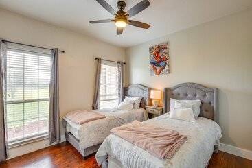 별장 Stunning Van Alstyne Retreat W/ Patio & Fireplace!