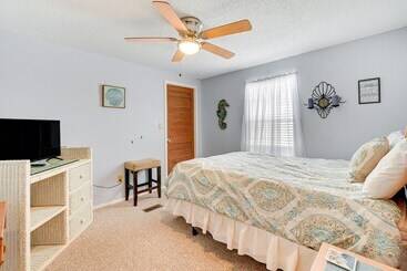 茅舍 Surfside Beach Home W/ Community Perks Near Ocean!