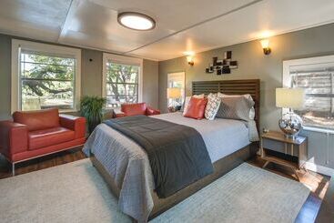 별장 Waterfront Lake Lbj Cabin W/ Private Dock!