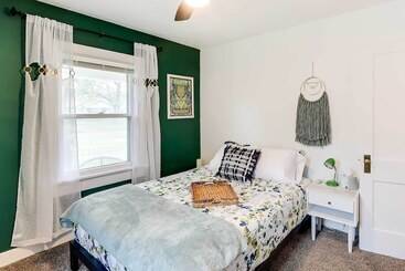 コテージ Charming Wichita Home 2 Mi To Downtown!