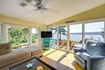 Сельский дом Cozy Langley Retreat: Water Views & Beach Access