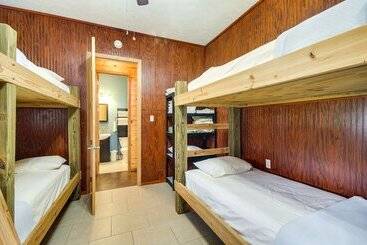 بيت ريفى Cozy Summit Cabin W/ Hiking Trails & Fishing Pond!