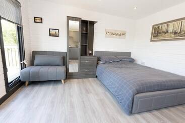 Beautiful Open Plan Lakeside Lodge In Shearsby