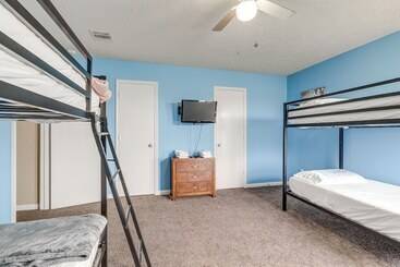 별장 Spacious Houston Home W/ Pool Access, Fenced Yard!