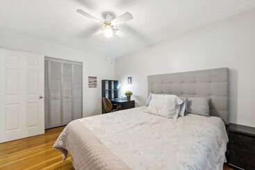茅舍 Inviting St Louis Home W/ Deck Near Forest Park!