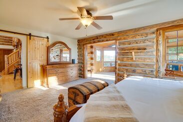 Сельский дом Heated Pool + Mtn Views: Log Cabin In Parker!