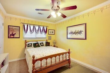کلبه Lovely Bryan Home W/ Deck   4 Mi To Kyle Field!