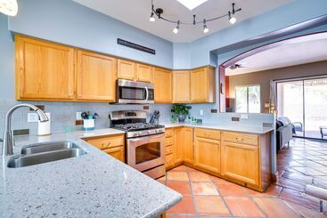 Сельский дом Luxury Tucson Retreat: Patio, Hot Tub & Fireplace