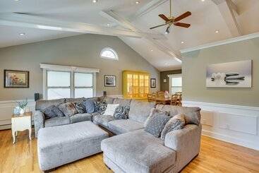 별장 New Fairfield Vacation Rental W/ Lake Views!