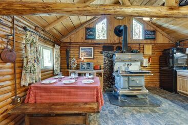 Сельский дом Remote Escape: Klamath Falls Cabin By Lake & Hikes