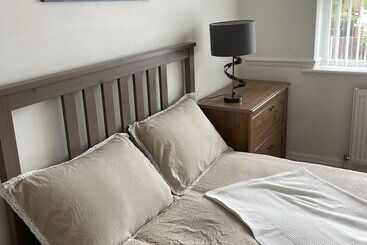 اقامتگاه Beautiful 5 Bed House In Walsall