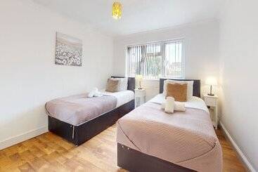 住所  Charming 5 Bed House In Grays